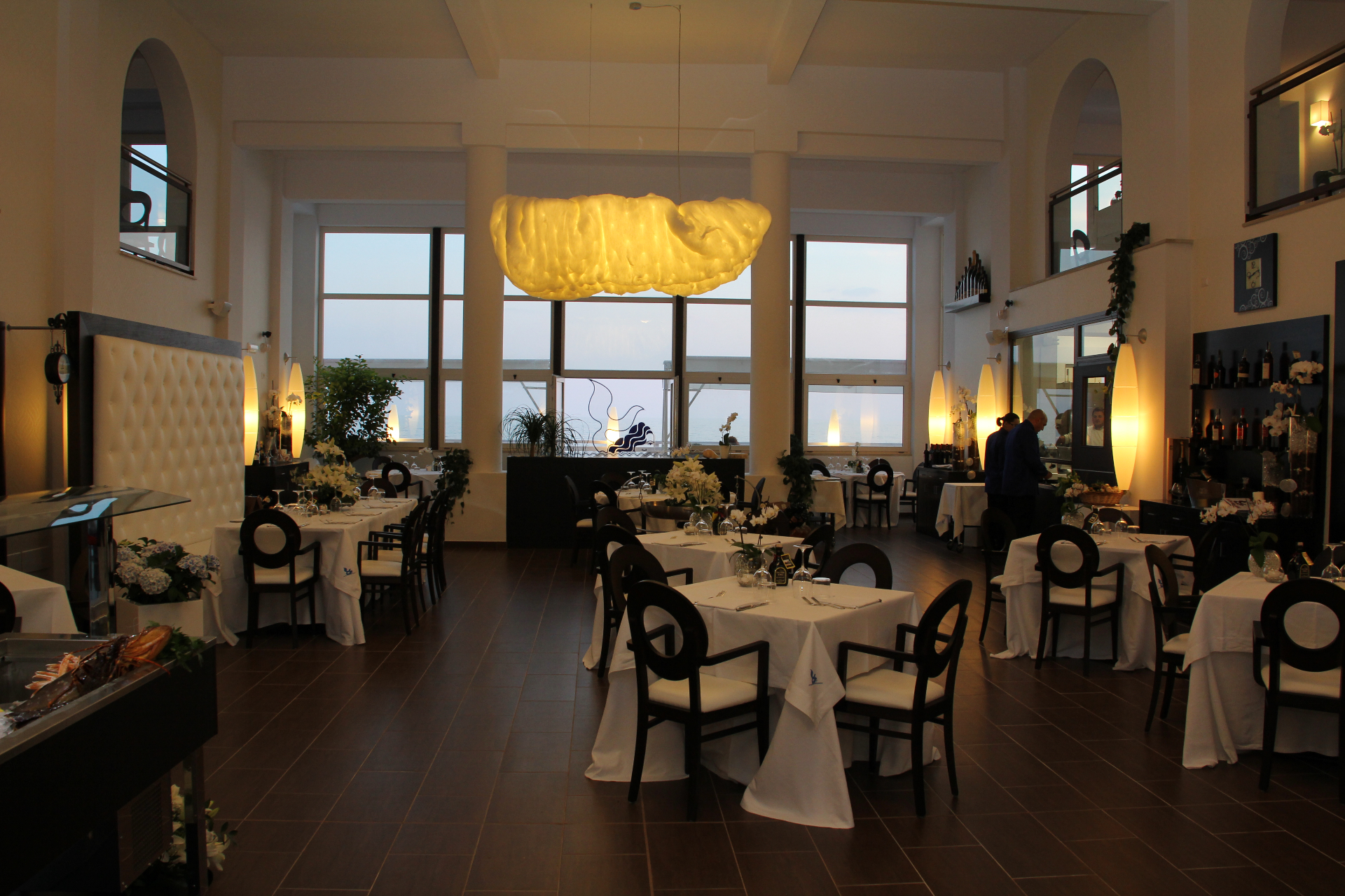 Sala del ristorante al tramonto con lampadario scenografico