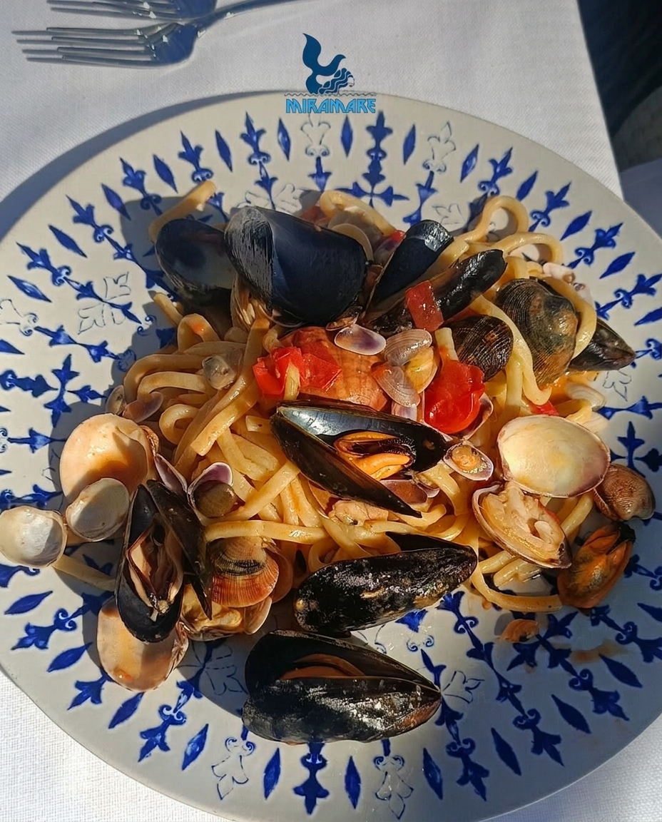 Linguine allo scoglio con cozze, vongole e pomodorini servite al Ristorante Miramare Salerno