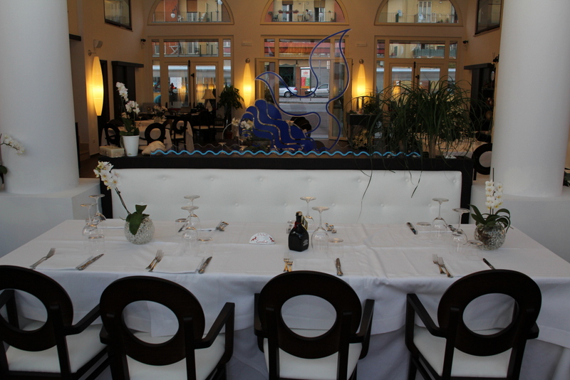 Grande tavolo elegante nella sala interna del Miramare