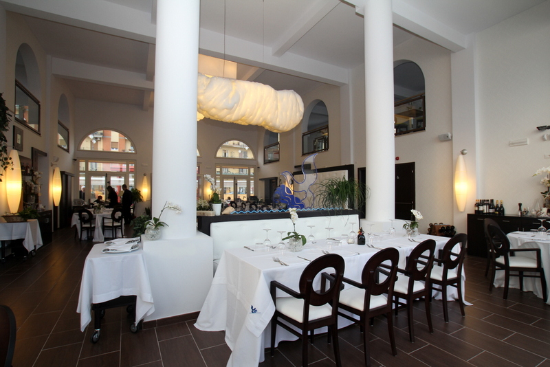 Tavolo interno con colonne e allestimento elegante