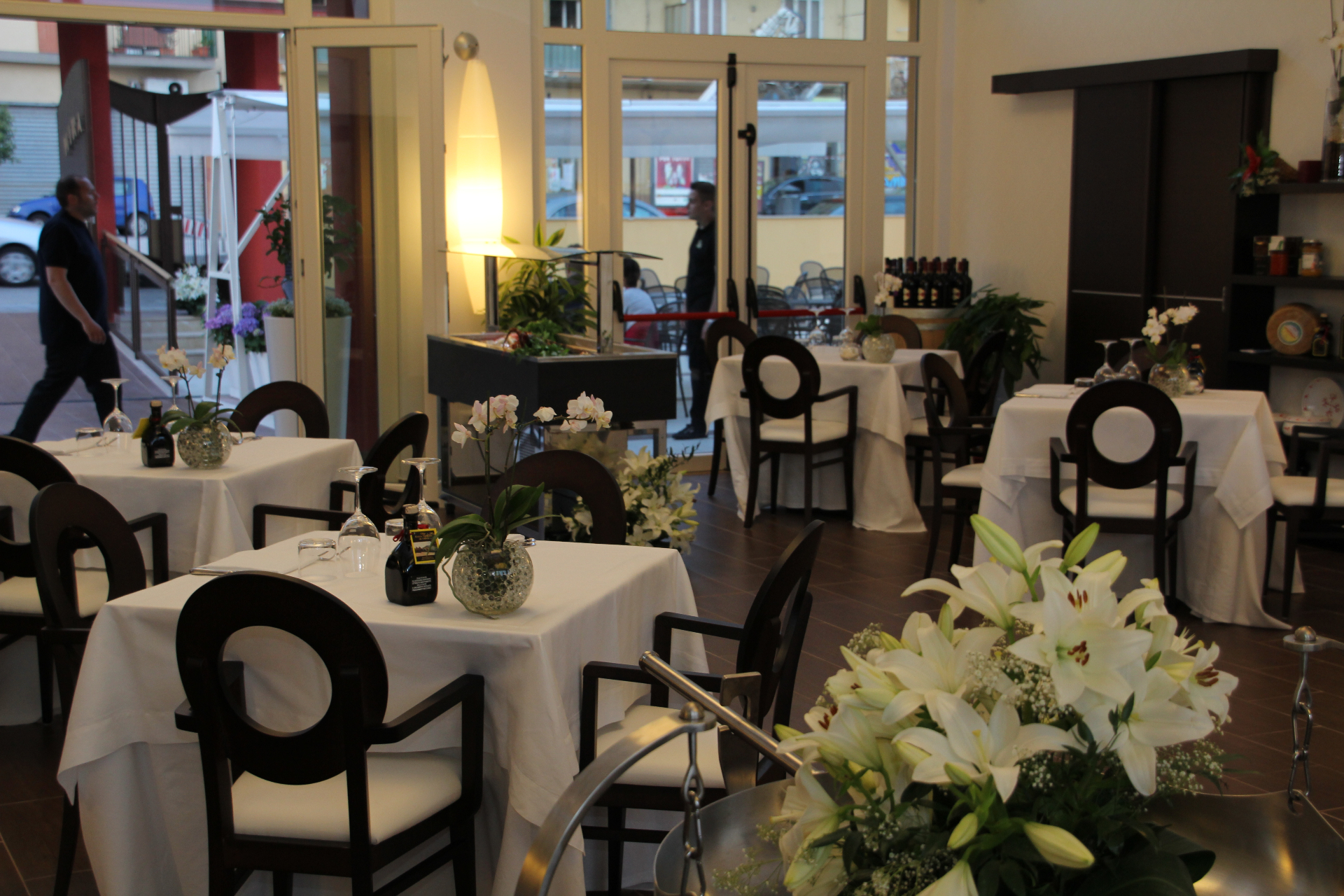 Sala interna con fiori bianchi e mise en place curata