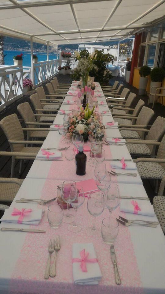Tavolata elegante con runner rosa e bouquet di fiori