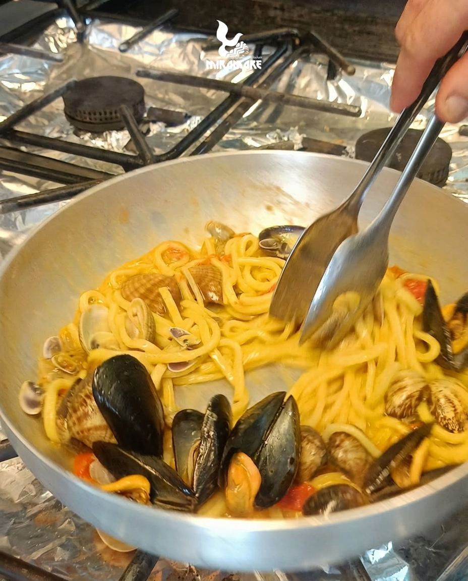 Spaghetti con vongole e cozze fresche mantecati nella cucina del Ristorante Miramare Salerno