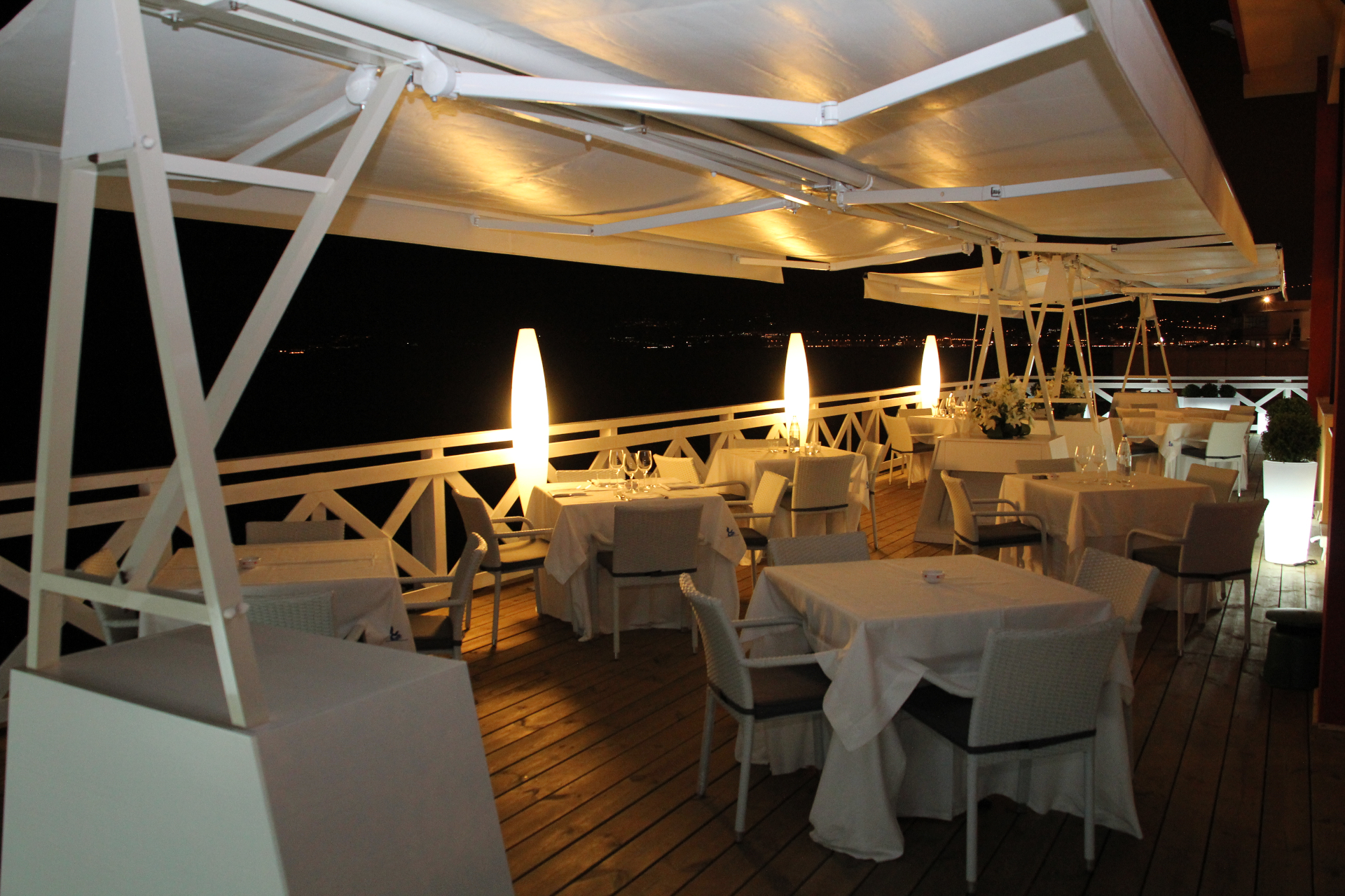 Terrazza Miramare illuminata di sera con vista sul Golfo