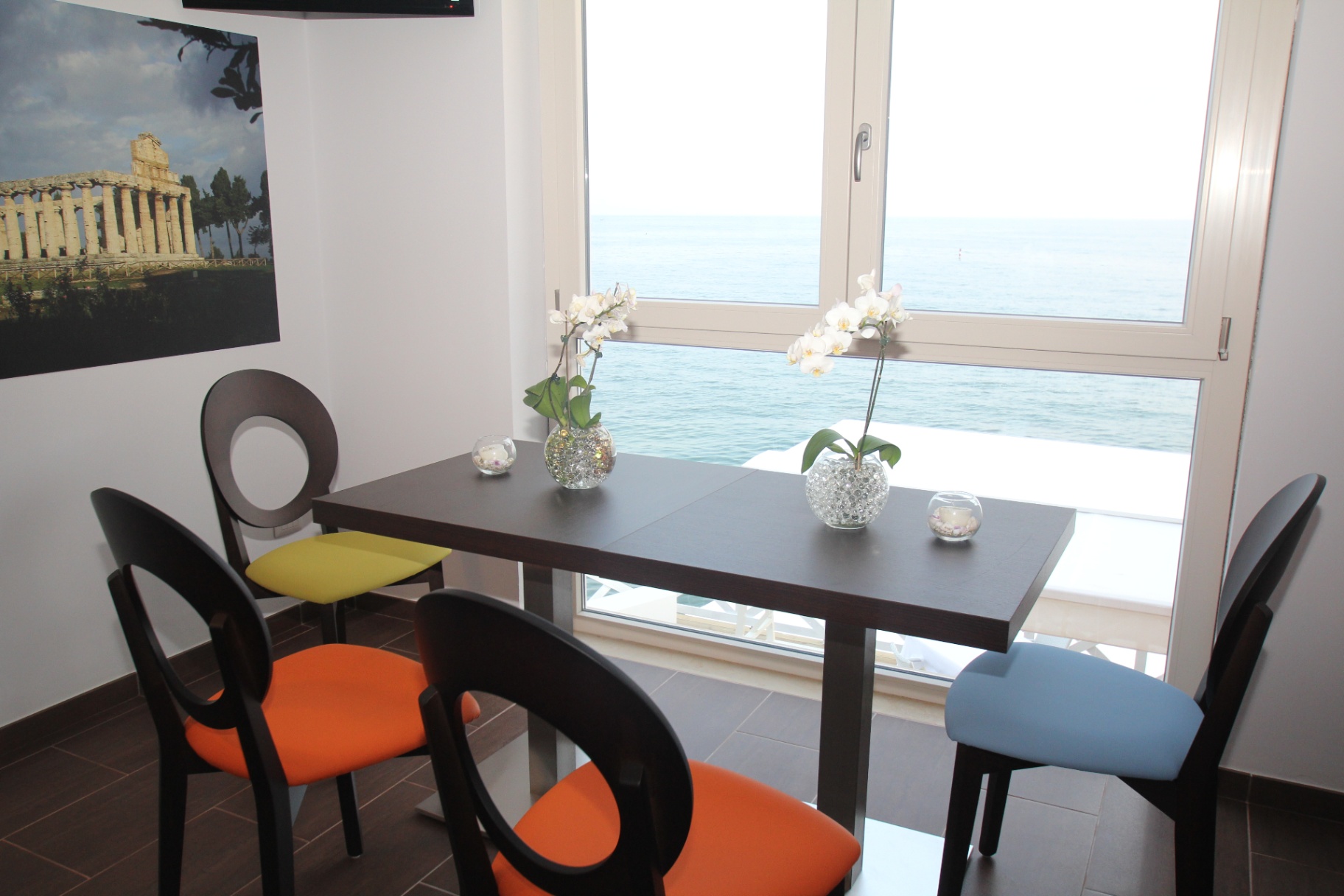 Tavolo privato con vista mare dalla sala interna