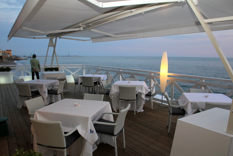 Terrazza al tramonto con vista sul porto di Salerno