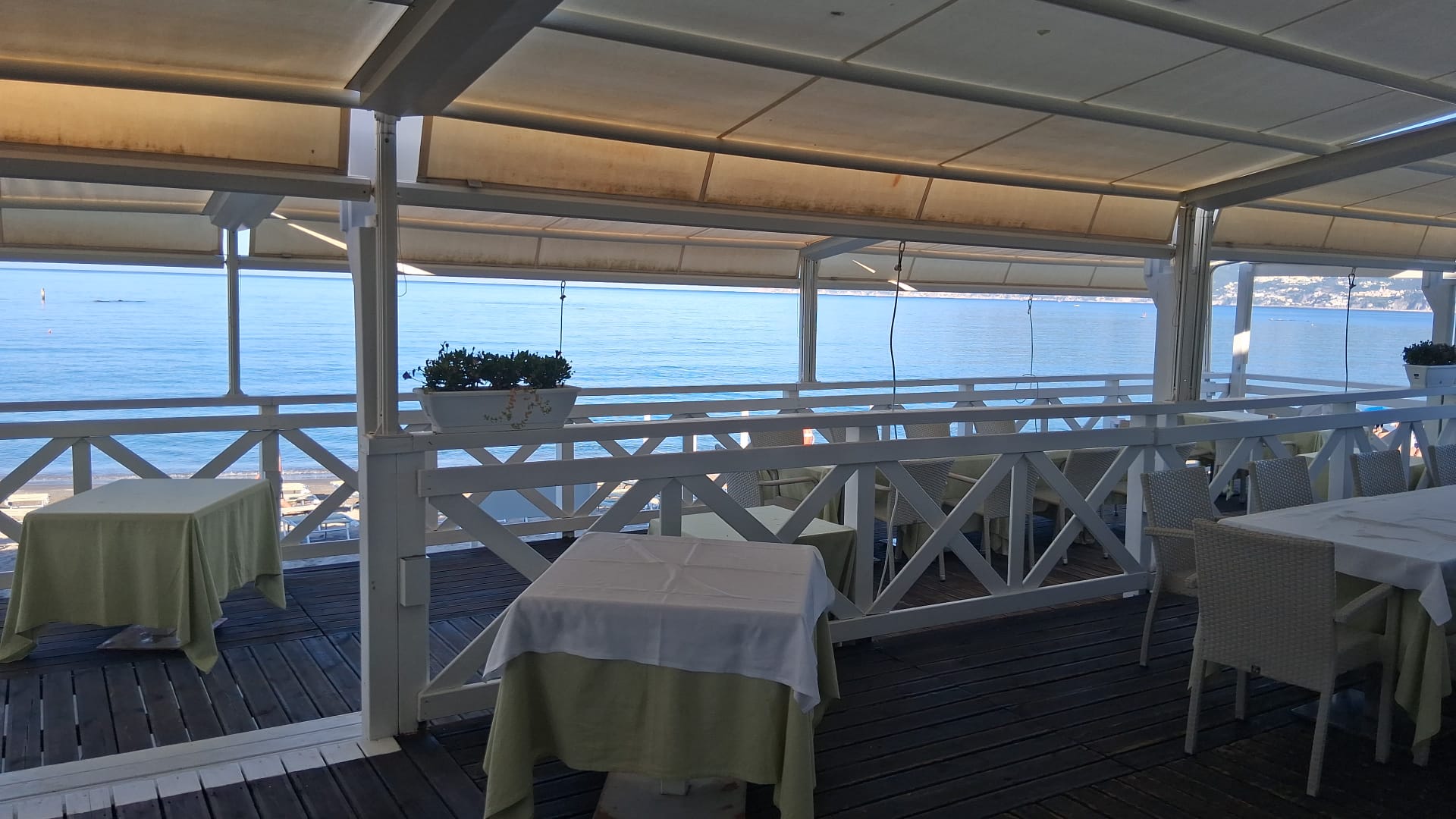 Terrazza coperta con tavoli vista mare