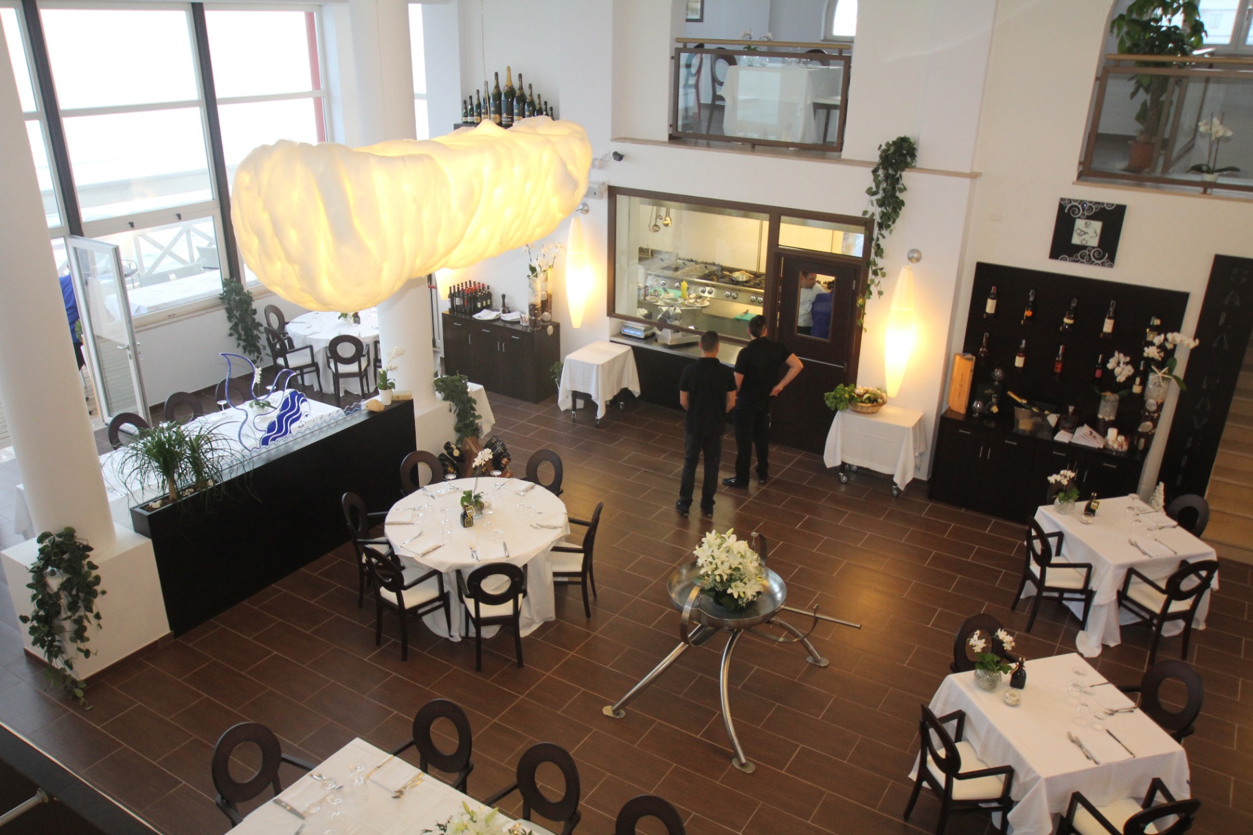 Sala interna vista dall'alto con cucina a vista